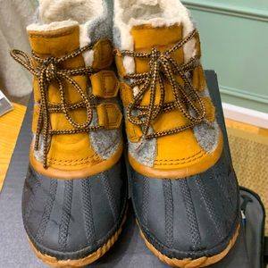 Size 7 Women's Out N About duck boot